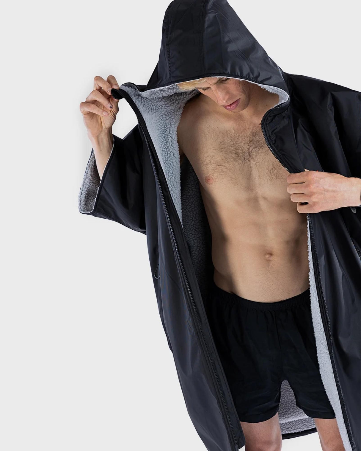 DRYROBE Advance Kurzarm in Schwarz mit grauem Fleece-Futter, Frontalansicht mit offener Jacke und Kapuze