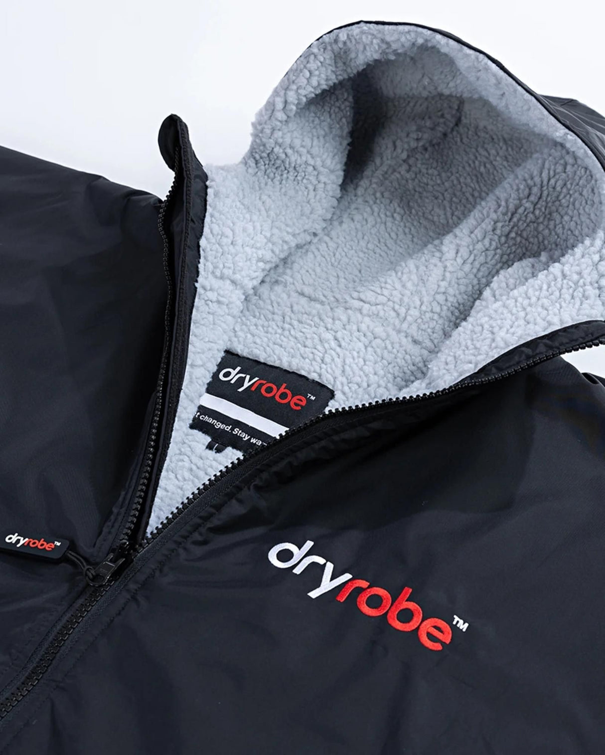DRYROBE Advance Kurzarm Bademantel schwarz mit grauem Fleece-Futter, Detailansicht Kapuze und Reißverschluss