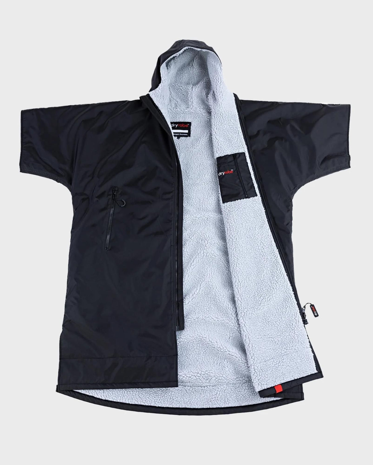 DRYROBE Advance Kurzarm Umhang in Schwarz mit weißem Fleece-Futter, flach ausgebreitet