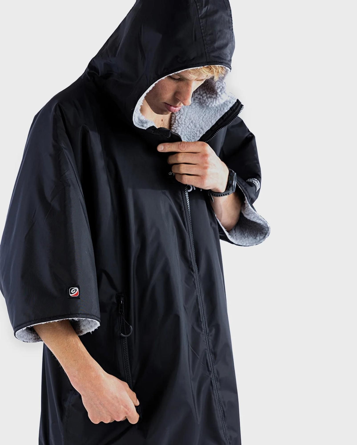 DRYROBE Advance Kurzarm in Schwarz, Wechselrobe aus Funktionsmaterial mit Kapuze, Frontalansicht auf Modell