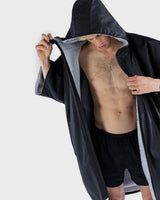 DRYROBE Advance Kurzarm in Schwarz, Funktionsjacke mit grauem Fleece-Futter, offene Frontalansicht
