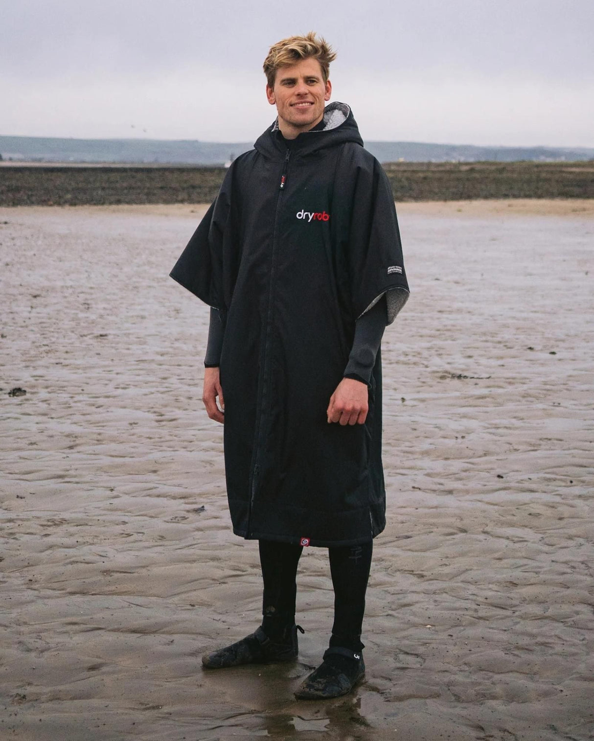 DRYROBE Advance Kurzarm in Schwarz, Funktionsbademantel aus Baumwolle, am Strand getragen