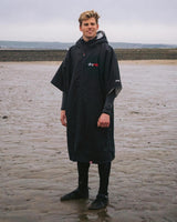 DRYROBE Advance Kurzarm in Schwarz, Funktionsbademantel aus Baumwolle, am Strand getragen