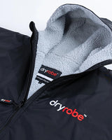 DRYROBE Advance Kurzarm Funktionsjacke Schwarz mit Fleece-Innenfutter, Detailansicht Kragen und Reißverschluss