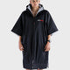 DRYROBE Advance Kurzarm Umhang in Schwarz mit Kapuze, Frontansicht auf Model