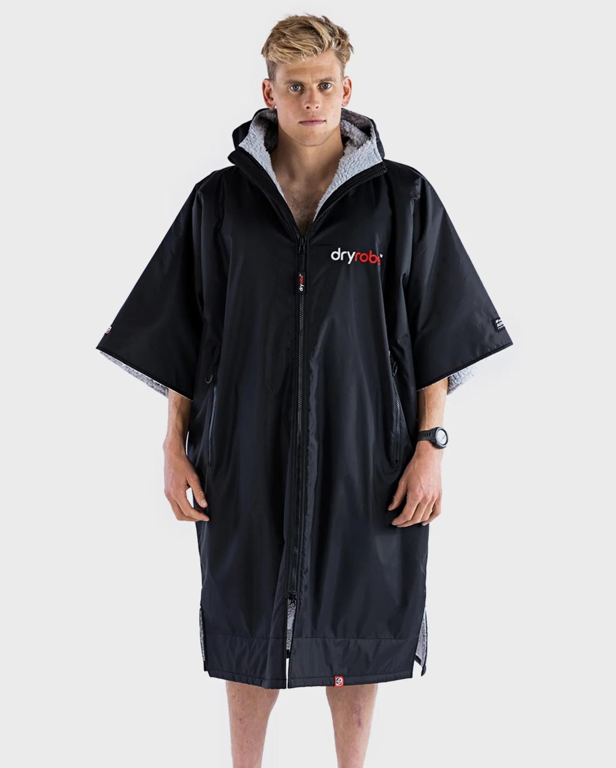 DRYROBE Advance Kurzarm Umhang in Schwarz mit Kapuze, Frontansicht auf Model