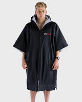 DRYROBE Advance Kurzarm Umhang in Schwarz mit Kapuze, Frontansicht auf Model