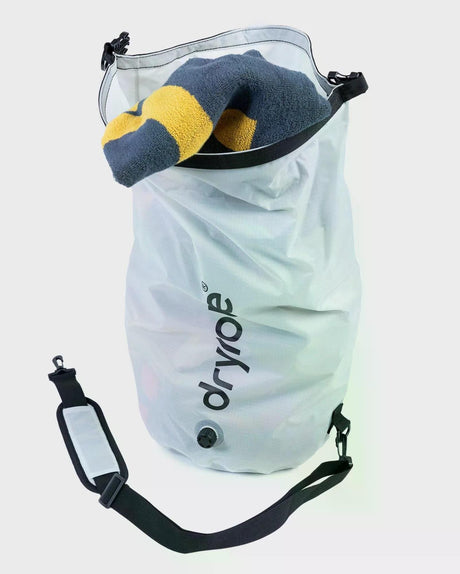 Dryrobe wasserdichter Packsack Drybag transparent mit Schulterriemen, gefüllt mit Handtüchern