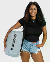 Dryrobe wasserdichter Packsack Drybag in Grau, von Person gehalten, mit schwarzem Dryrobe-Logo und Schultergurt