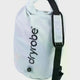 Dryrobe wasserdichter Packsack Drybag in Weiß mit schwarzem Schultergurt, frontal fotografiert