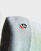Dryrobe Eco Beanie Strickmütze in Grau mit gesticktem Logo, Nahaufnahme der Vorderseite