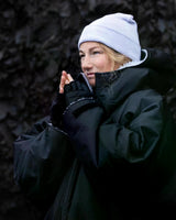 Dryrobe Eco Beanie weiße Strickmütze, getragen von einer Frau mit schwarzer Jacke, Seitenansicht