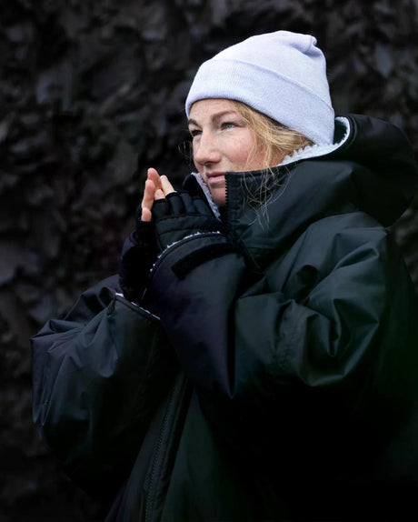 Dryrobe Eco Beanie weiße Strickmütze, getragen von einer Frau mit schwarzer Jacke, Seitenansicht