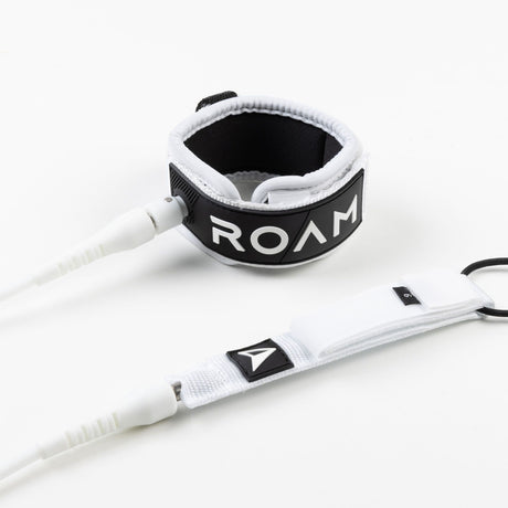 ROAM Surfboard Leash Comp in Weiß und Schwarz mit gepolstertem Neopren-Fußband und Verbindungsleine