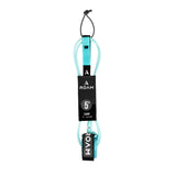 ROAM Surfboard Leash Comp 5 Zoll, hellblau, Leash mit schwarzem ROAM-Branding und Befestigungsvorrichtungen, Frontalansicht