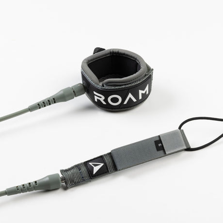 ROAM Surfboard Leash Comp, schwarzes Neopren-Fußband mit grauem Kabel und Anschlüssen, Produktansicht