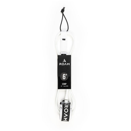 ROAM Surfboard Leash Comp 6 Fuß weiß mit schwarzem ROAM-Label, vollständige Länge mit Manschetten oben und unten