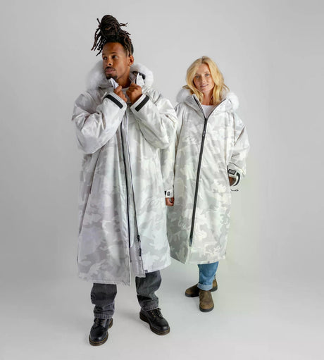 Dryrobe Advance Long Sleeve Umkleidemantel in Weiß, getragen von zwei Personen, Frontalansicht, wasserabweisend mit Reißverschluss