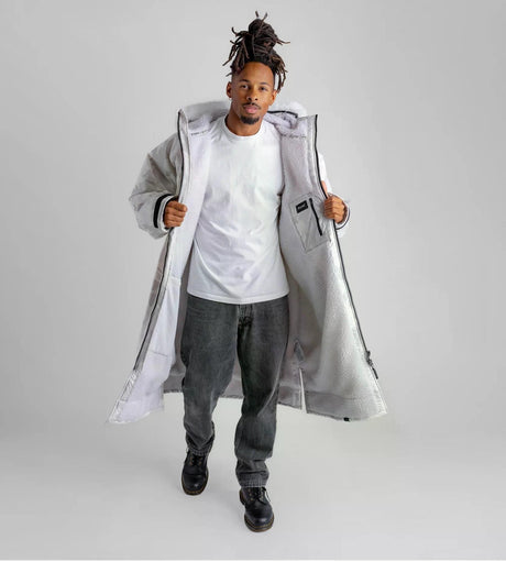 Dryrobe Advance Long Sleeve Umkleidemantel in Grau, offene Vorderansicht, weiches Fleece-Material mit reflektierendem Futter