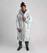 Dryrobe Advance Long Sleeve Umkleidemantel in Weiß, Frontalansicht, Mann trägt weißen Funktionsmantel mit Kapuze und Reißverschluss
