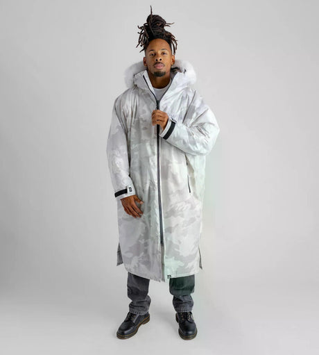 Dryrobe Advance Long Sleeve Umkleidemantel in Weiß, Frontalansicht, Mann trägt weißen Funktionsmantel mit Kapuze und Reißverschluss