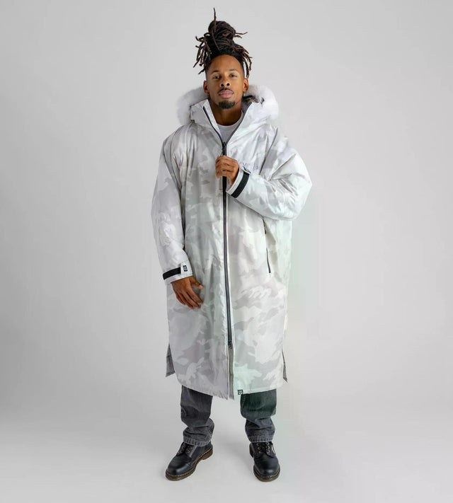 Dryrobe Advance Long Sleeve Umkleidemantel in Weiß, Frontalansicht, Mann trägt weißen Funktionsmantel mit Kapuze und Reißverschluss