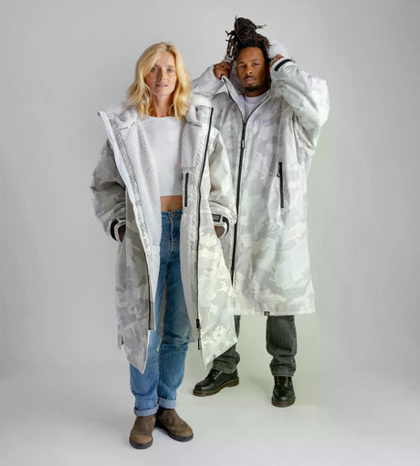 Dryrobe Advance Long Sleeve Umkleidemantel in Grau und Creme, getragen von zwei Personen, Frontalansicht