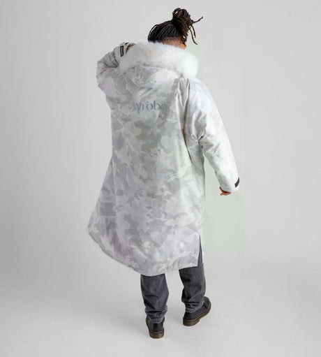 Dryrobe Advance Long Sleeve Umkleidemantel in Weiß mit Kapuze, Rückansicht auf Person getragen