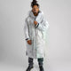 Dryrobe Advance Long Sleeve Umkleidemantel in Grau mit Kapuze, Frontalansicht getragen, wasserabweisendes Material