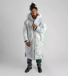 Dryrobe Advance Long Sleeve Umkleidemantel in Grau mit Kapuze, Frontalansicht getragen, wasserabweisendes Material