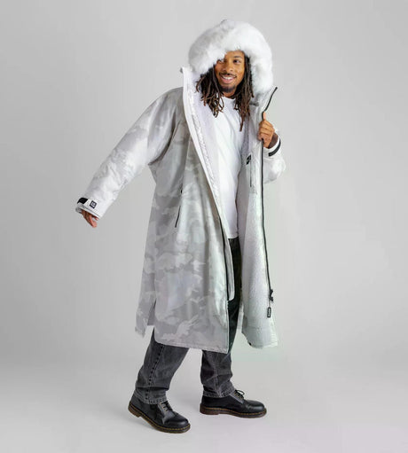 Dryrobe Advance Long Sleeve Umkleidemantel in Grau-Weiß mit Kapuze, Frontalansicht, Mann trägt den Mantel
