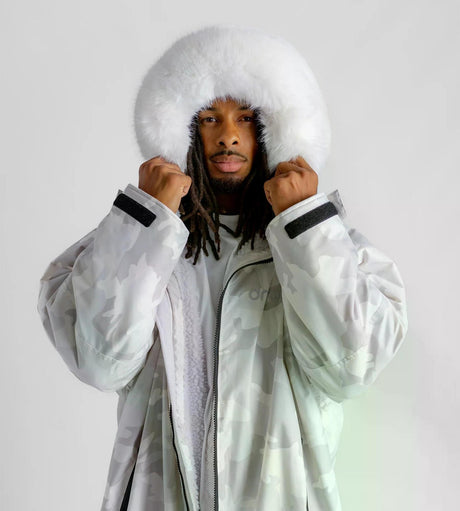 Dryrobe Advance Long Sleeve Umkleidemantel weiß mit flauschiger Kapuze, Frontansicht auf Person getragen
