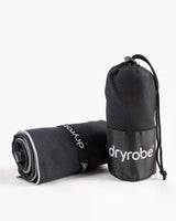 Dryrobe Mikrofaserhandtuch in Schwarz, aufgerollt und im Transportbeutel, Produktansicht mit Verpackung