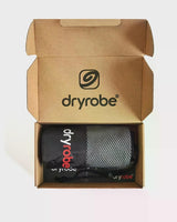 Dryrobe Mikrofaserhandtuch in Grau und Schwarz, verpackt in Dryrobebox, Draufsicht