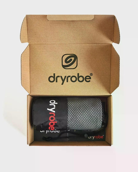Dryrobe Mikrofaserhandtuch in Grau und Schwarz, verpackt in Dryrobebox, Draufsicht