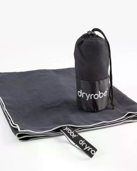 Dryrobe Mikrofaserhandtuch in Grau, ausgebreitet mit Tragetasche und Befestigungsband, Produktansicht