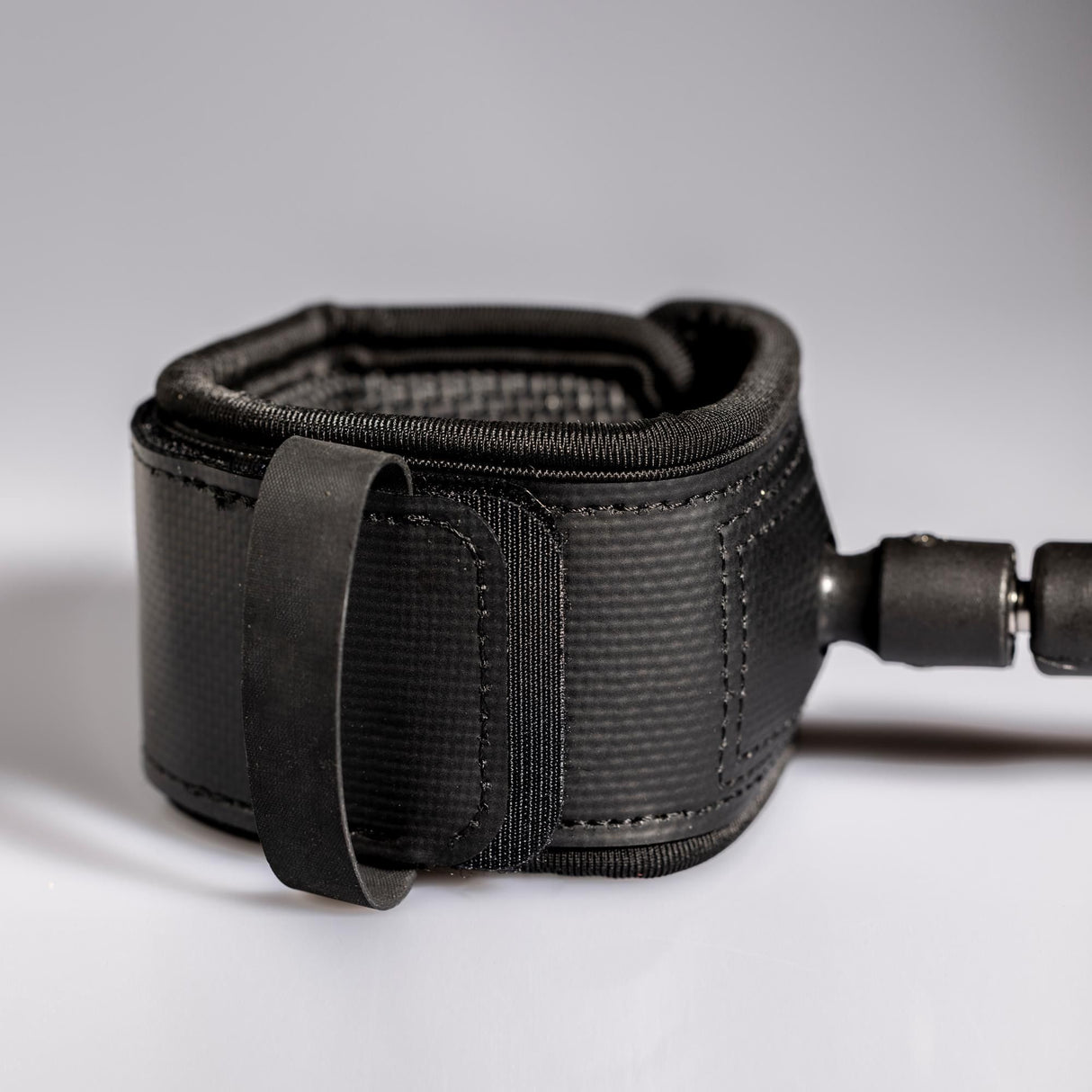 ROAM Surfboard Leash PRO schwarze Neopren-Fußmanschette mit Klettverschluss und Verbindungsleine, Detailansicht
