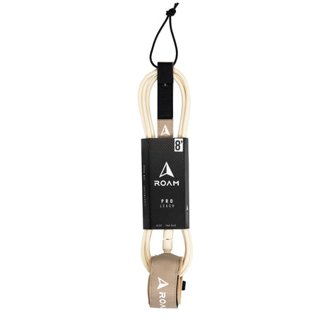 ROAM Surfboard Leash PRO in Creme und Schwarz, aufgerollt mit schwarzem Befestigungskopf und Fußmanschette, Produktansicht