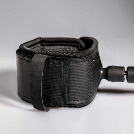 ROAM Surfboard Leash PRO Knie, schwarze Neopren-Manschette mit Klettverschluss und Verbindungsleine, Detailansicht