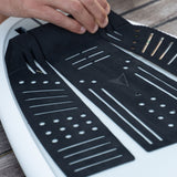 Roam Footpad Deck Lite Griffbelag 3-teilig, schwarz mit rutschfesten Noppen und Rillen, auf Surfboard montiert