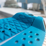 Roam Footpad Deck Grip Traction Comp Pad in Blau mit strukturiertem Muster und Grip-Noppen, Nahaufnahme
