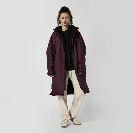 Mystic Poncho Explore in Bordeaux, langmantel mit Kapuze, Frontansicht auf Model getragen