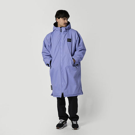 Mystic Poncho Explore in Lavendelblau, Oversized-Schnitt mit Kapuze, Reißverschluss und Taschen, Frontansicht