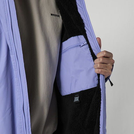 Mystic Poncho Explore lila mit Reißverschluss, Fleecefutter und Innentaschen, Detail der offenen Vorderseite