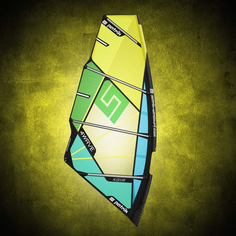 Patrik 4-Wave Kite mit gelbem, grünem und blauem Design, vier Luftkammern, Frontalansicht auf strukturiertem Hintergrund