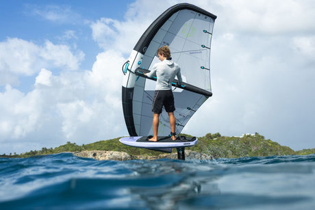 Duotone Unit 2027 Kite mit grauem und schwarzem Design, Kitesurfer auf dem Wasser in Aktion
