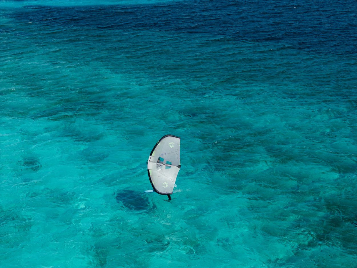 Duotone Unit 2027 Kiteboard weiß-blau von oben in türkisem Meer