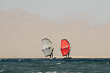 Duotone Unit 2027 Kiteboard, weiß und rot, zwei Kites im Wasser, Wassersportausrüstung, Frontansicht