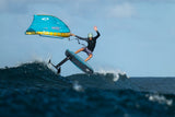 Duotone Unit D/LAB 2027 Kite in Blau-Gelb, Kitesurfer in Aktion auf dem Wasser mit Wellen