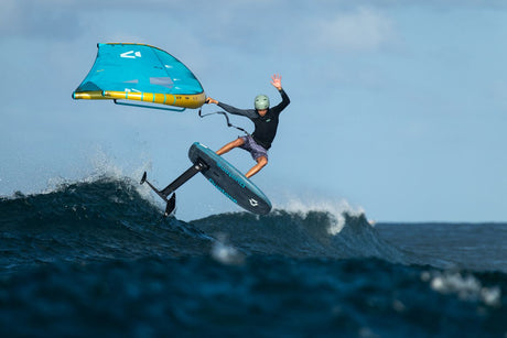 Duotone Unit D/LAB 2027 Kite in Blau-Gelb, Kitesurfer in Aktion auf dem Wasser mit Wellen
